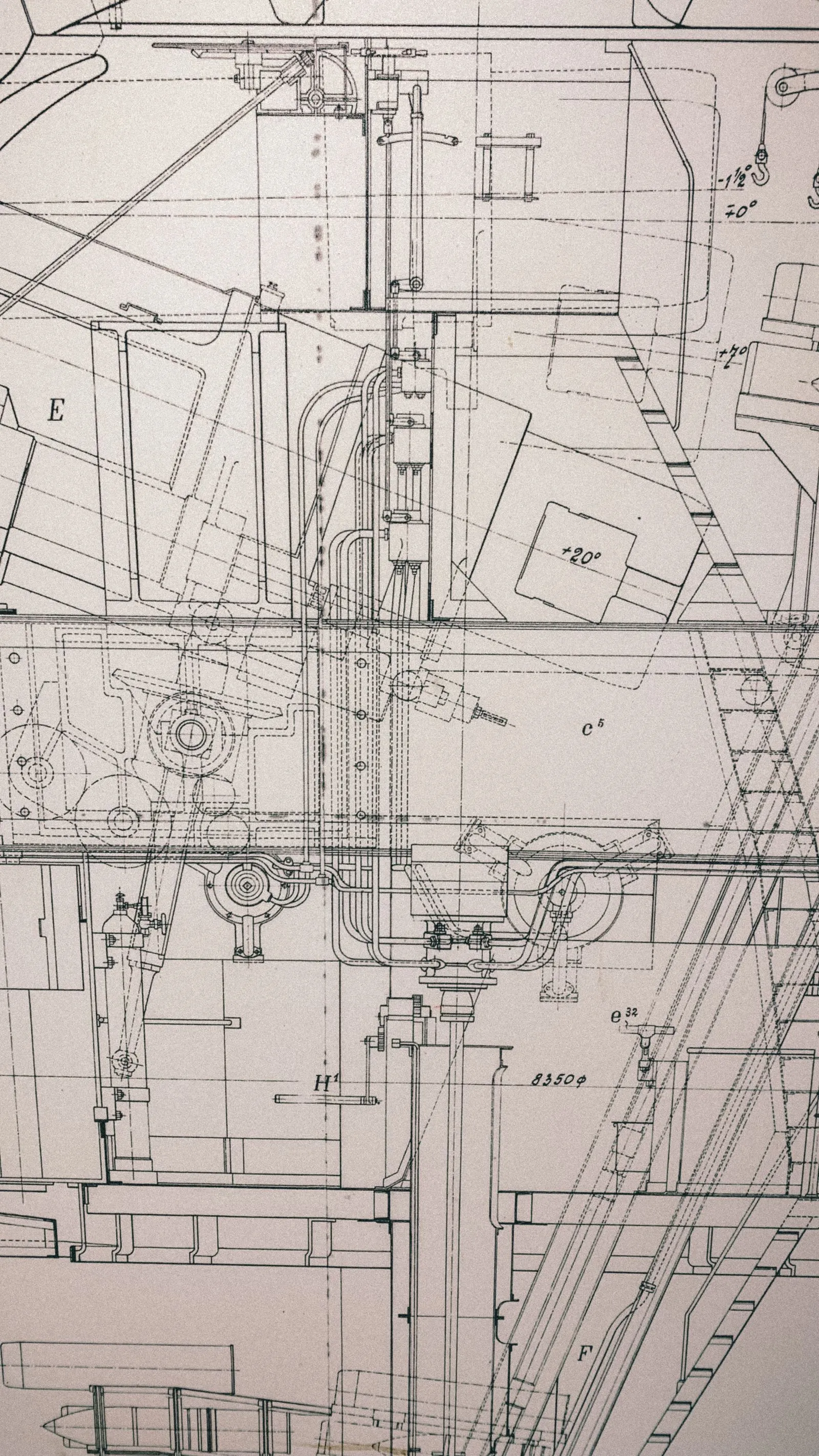 Plano arquitectónico técnico sobre una mesa de trabajo