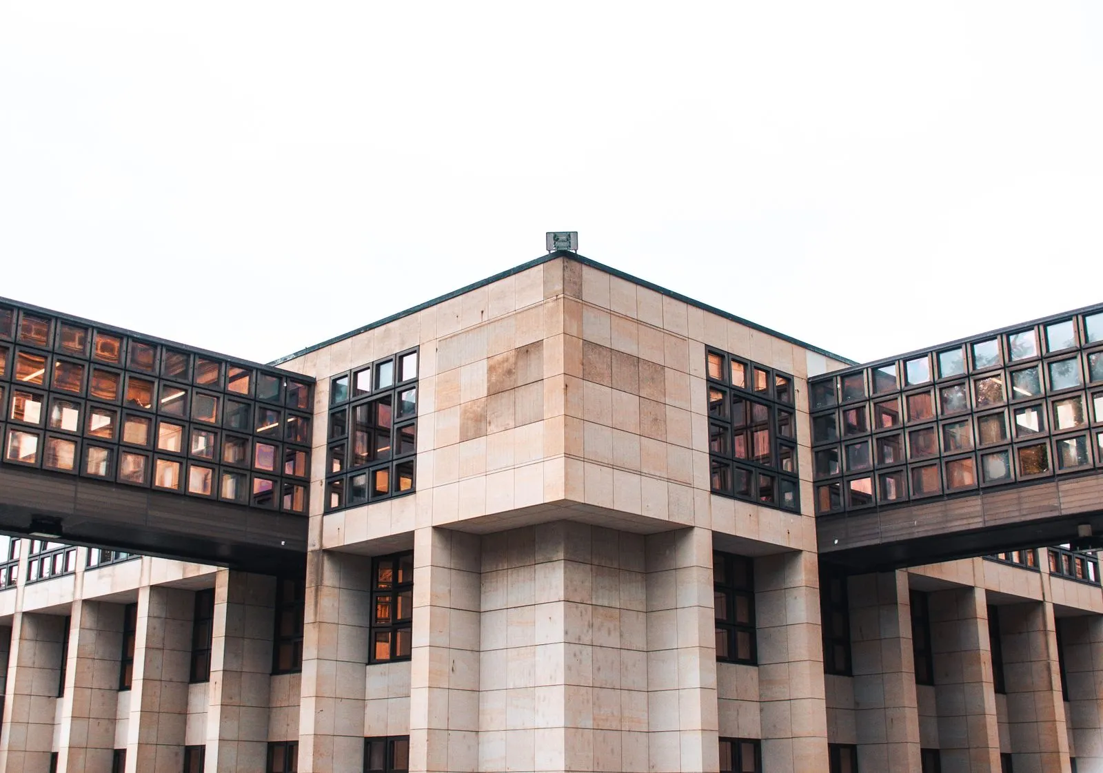 Fachada moderna de vidrio y acero de un edificio contemporáneo