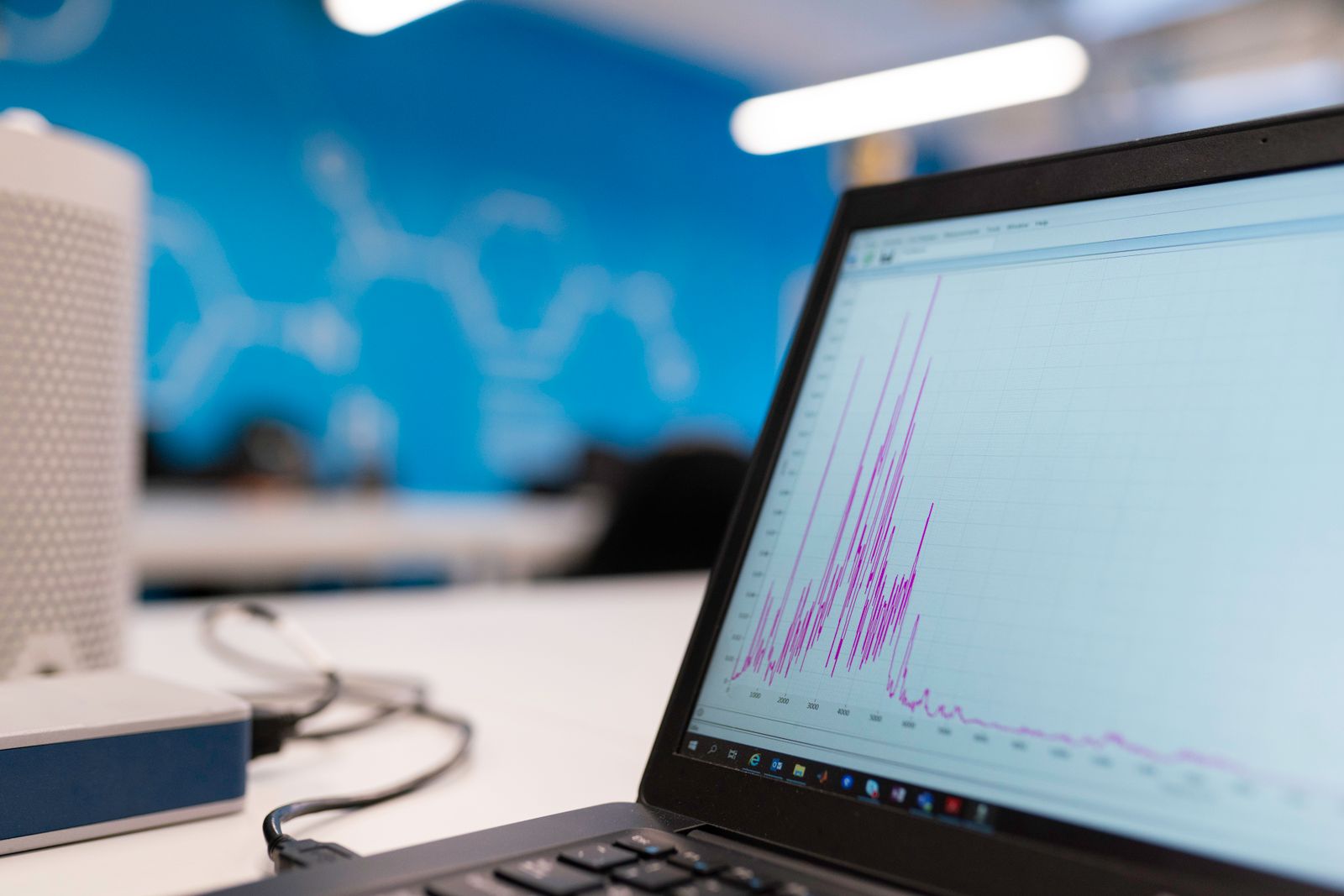 Laptop mostrando gráficos y datos de analítica de negocio