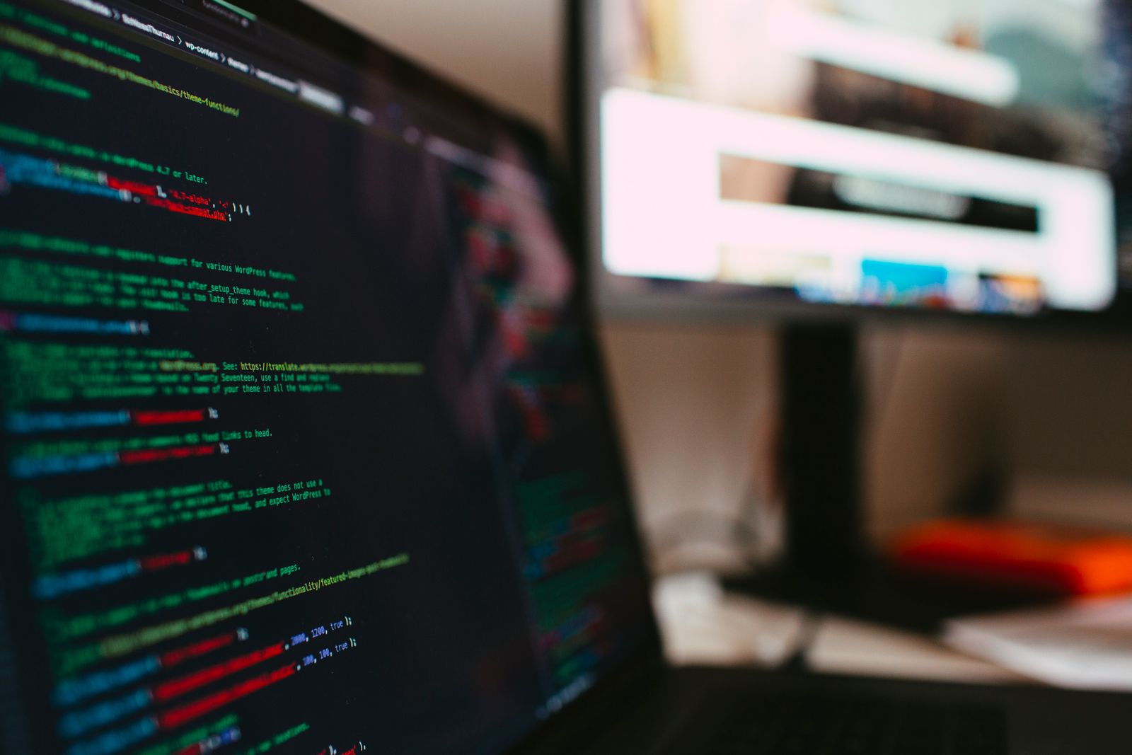 Código de programación en la pantalla de una laptop