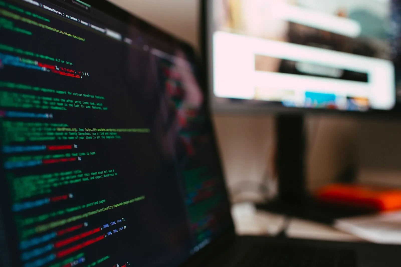 Código de programación en la pantalla de una laptop
