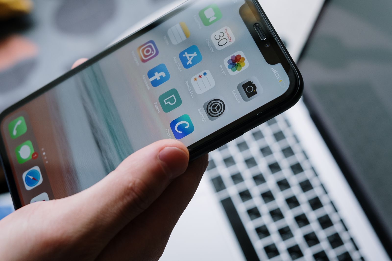 Mano sosteniendo un smartphone con aplicaciones móviles