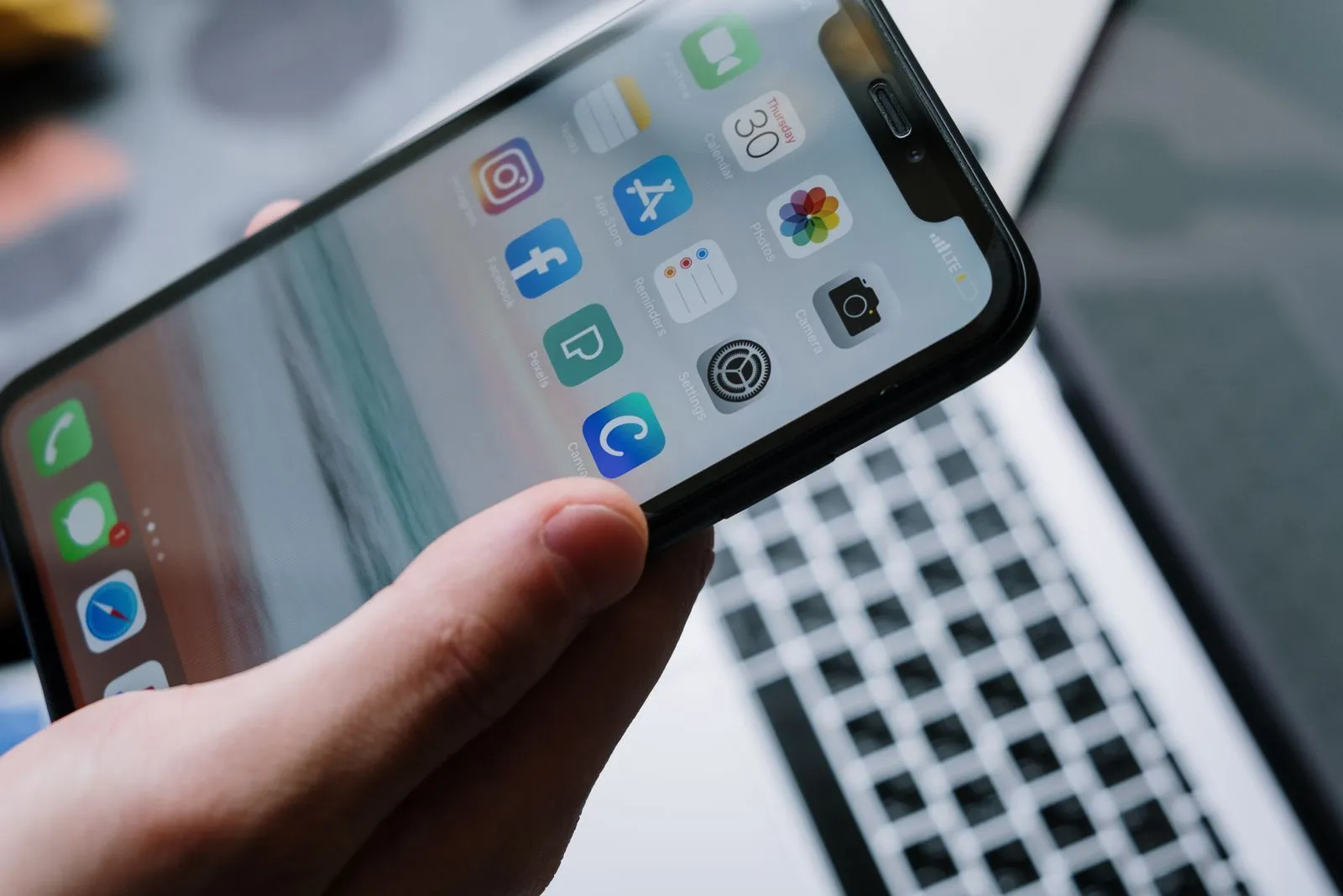 Mano sosteniendo un smartphone con aplicaciones móviles