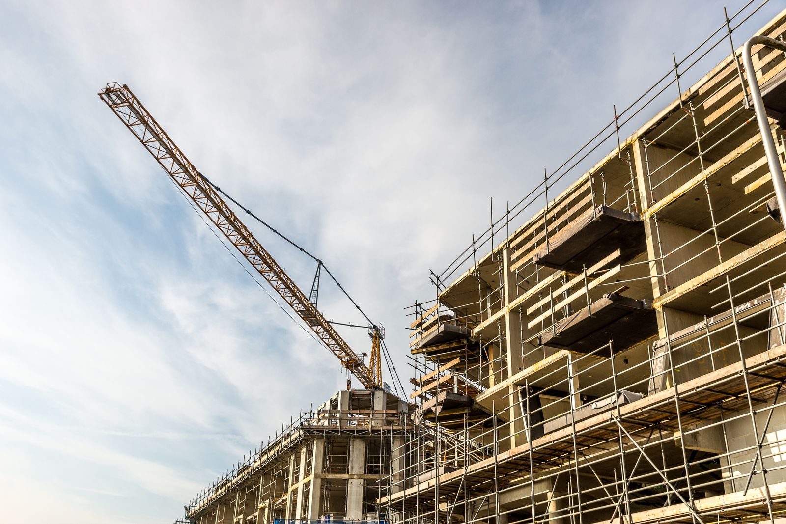 Grúa de construcción en una obra de edificación