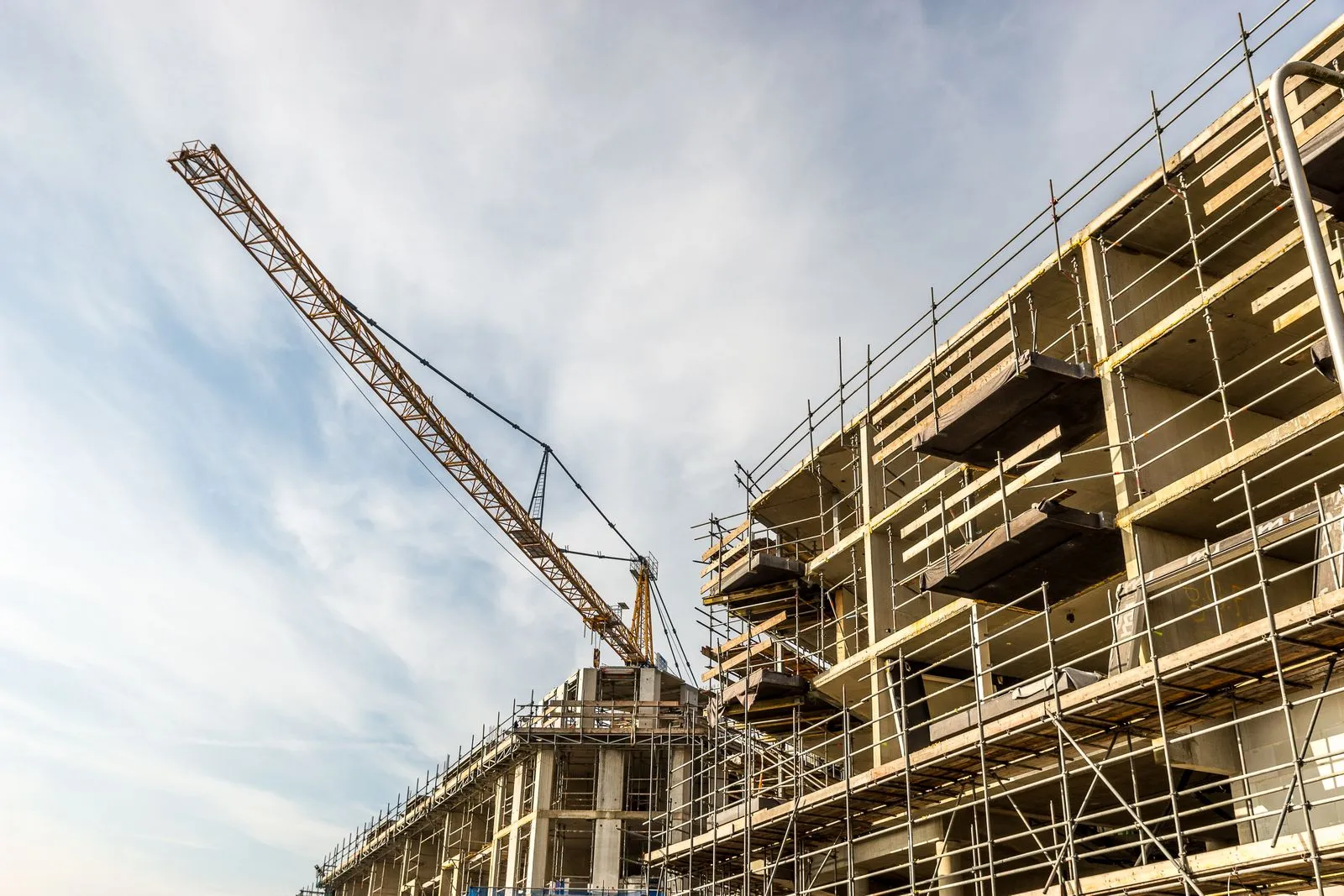 Grúa de construcción en una obra de edificación