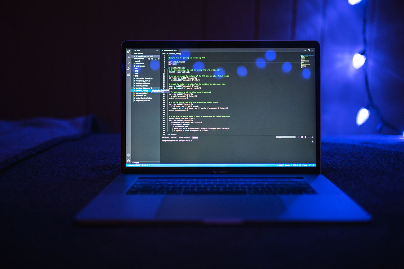 Código de programación en la pantalla de una laptop