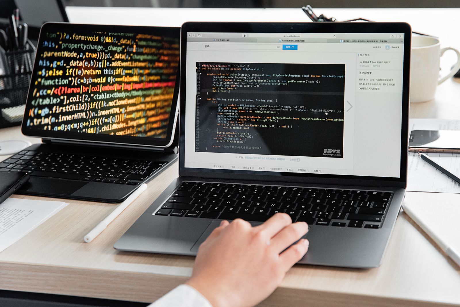Desarrollador de software trabajando con código en una oficina